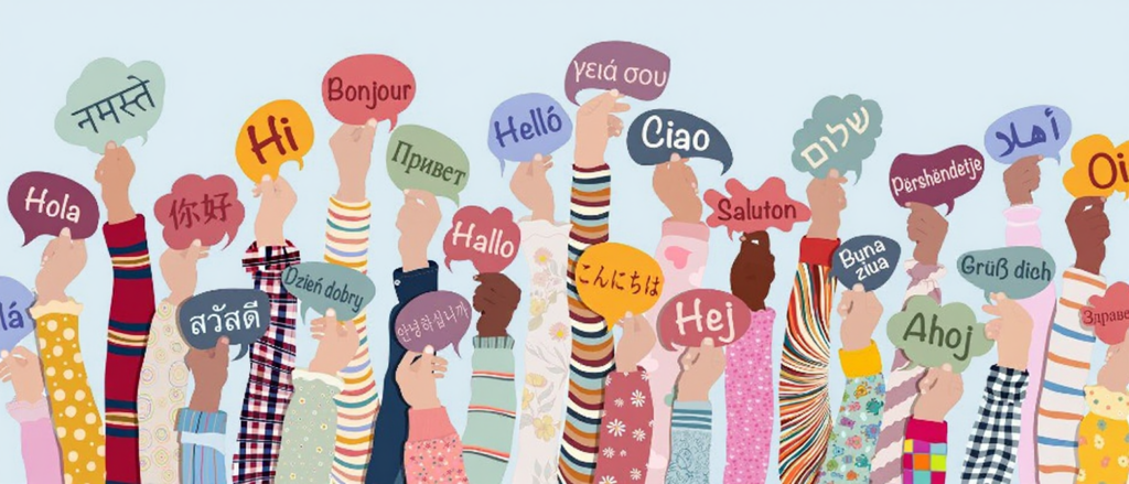 Illustration mit vielen unterschiedlich gekleideten Armen und Händen, die bunte Sprechblasen nach oben halten. In den Sprechblasen stehen Begrüßungen in verschiedenen Sprachen, zum Beispiel „Hola“, „Hi“, „Bonjour“, „Hallo“, „Ciao“, „Hej“, „Ahoj“ sowie Schriftzeichen aus Arabisch, Chinesisch, Japanisch und weiteren Sprachen. Die Farben der Sprechblasen und Kleidung sind vielfältig und lebhaft. Das Bild vermittelt Vielfalt, Internationalität und freundliche Begrüßung.